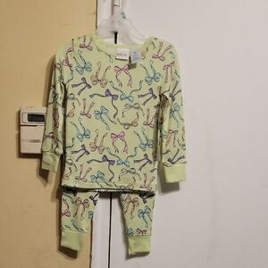 Kidgets Kids Pajama Set - Light Green with Bow Pattern Size 2T